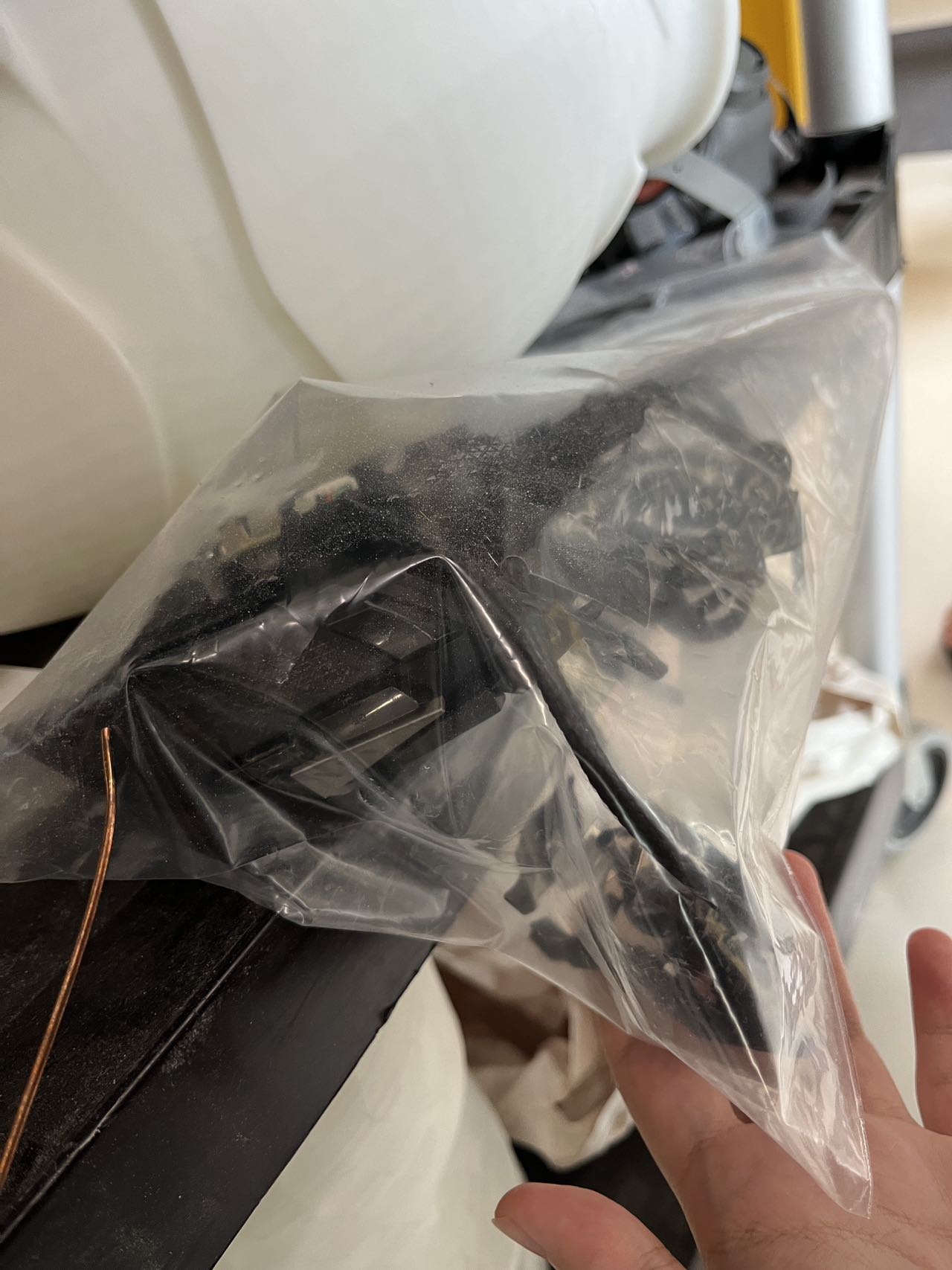 Plastic is flexible and can be expressed in different colors and textures, in my model they can be used in the lids of essential oil bottles and in the bottles of body lotions. 