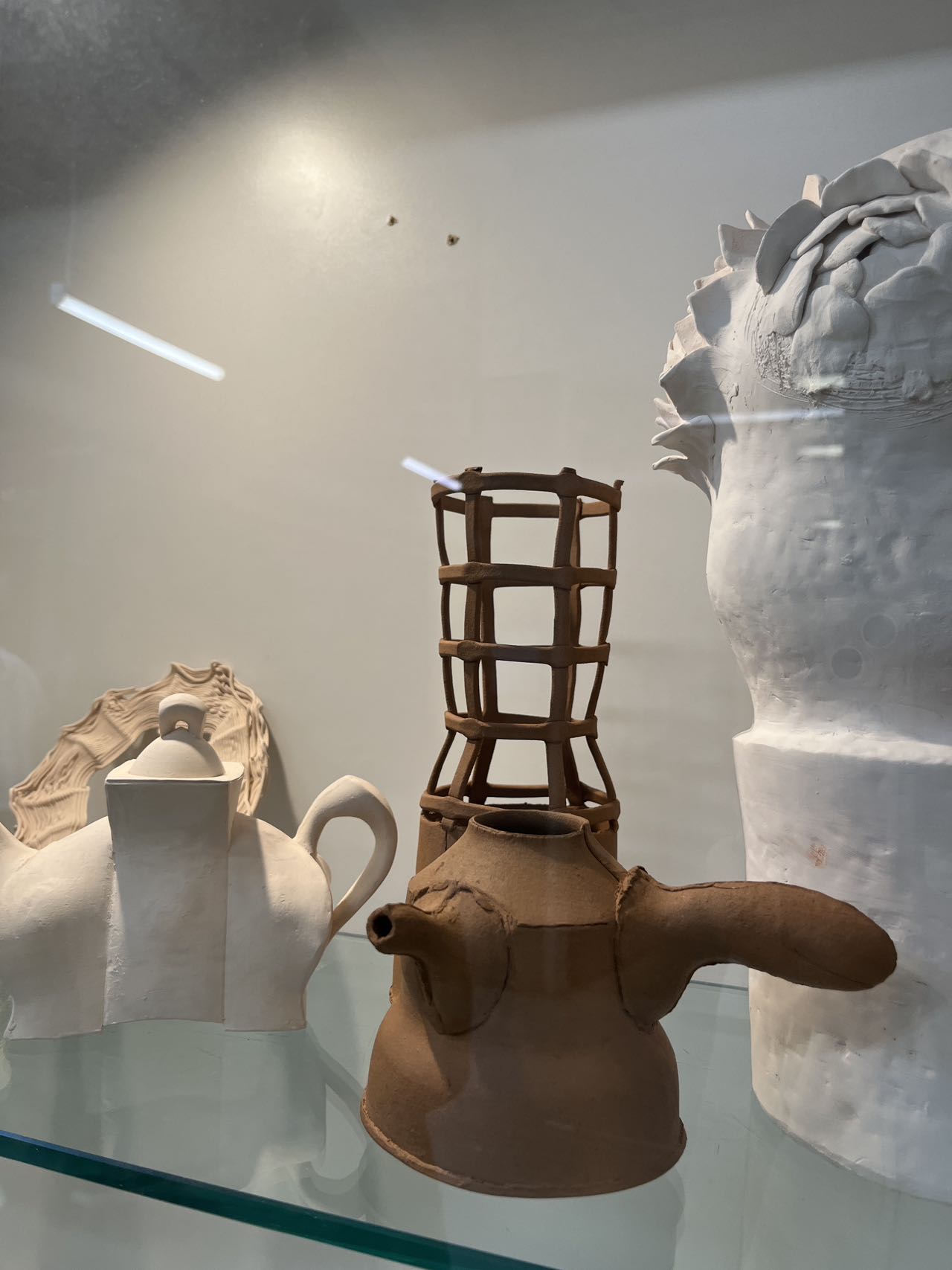 The role of ceramic materials in modeling is mainly based on their unique physical and aesthetic properties, which are especially important in architectural and artistic modeling. Ceramic materials are commonly used in specific areas due to their unique visual texture that is resistant to high temperatures.